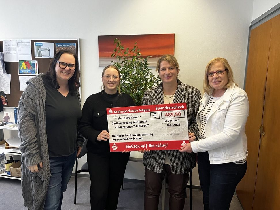 Die Gruppenleiterinnen der Kindergruppe „Helianthi“ danken den Mitarbeiterinnen und Mitarbeitern der Deutschen Rentenversicherung in Andernach für die großzügige Spende. Von links: Katja Szislowski-Reucker, Sarah Krämer, Katja Schmidt und Silvia Folkerts.