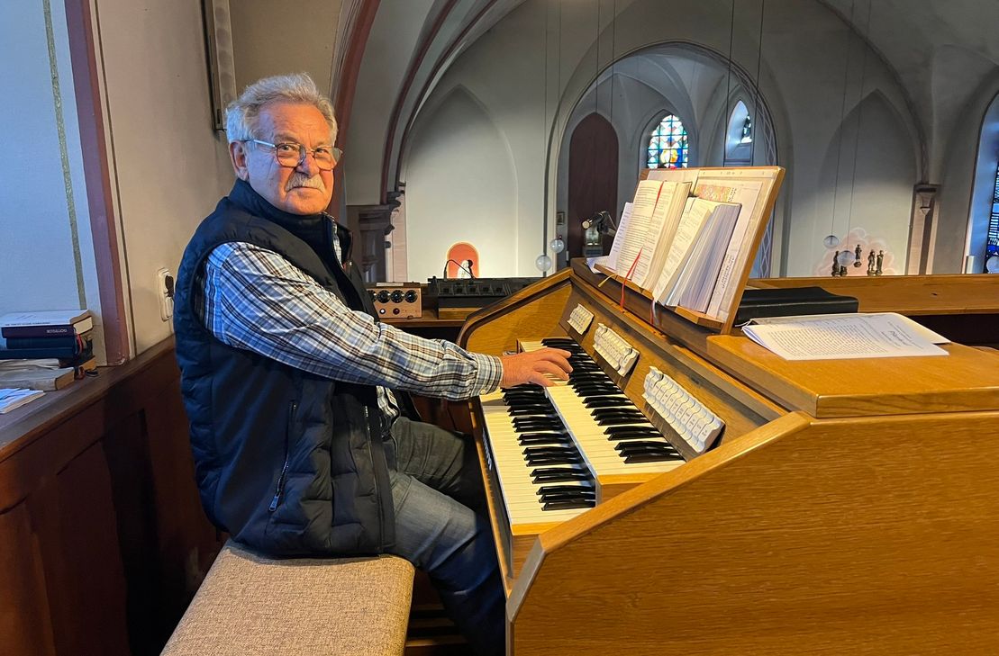 Erich Stollenwerk an seinem Arbeitsplatz auf der Orgelempore in der Kesternicher Pfarrkirche. Dort begleitet er nicht nur die Gottesdienste, sondern sorgt mit Spiel und Gesang für eine ganz besondere Atmosphäre.