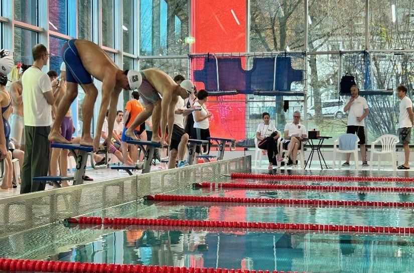 Timothée Lanz im Vordergrund beim Start zu den 4x100m Brust