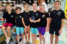 Stellvertretend für die Mannschaften, im Bild die 1. Mannschaft Jugend-D weiblich der SG Rhein-Mosel mit den beiden Schwimmerinnen Paula Klaeren und Matilda Bitter (2. und 3. von links), zusammen mit den Mannschaftskolleginnen von Poseidon und KSV Koblenz sowie dem Neuwieder SV