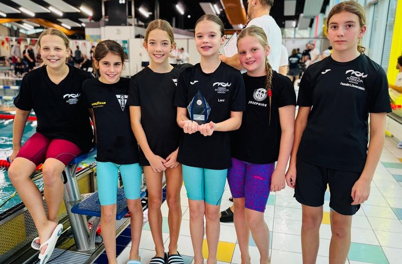 Stellvertretend für die Mannschaften, im Bild die 1. Mannschaft Jugend-D weiblich der SG Rhein-Mosel mit den beiden Schwimmerinnen Paula Klaeren und Matilda Bitter (2. und 3. von links), zusammen mit den Mannschaftskolleginnen von Poseidon und KSV Koblenz sowie dem Neuwieder SV