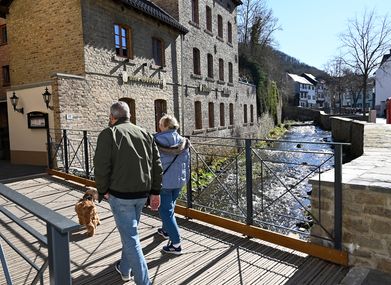 Endlich ist sie fertig: die nagelneue Erft-Brücke des Wohn- und Betreuungsverbundes Haus Sonne zur Seniorenresidenz »Alte Gerberei« in Bad Münstereifel.