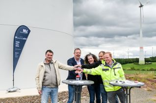 Ortsbürgermeister Gottfried Hack, Heinrich Lohmann (MLK), Monika Seifen und Martin Pütz (eegon) und Kevin Schröder (Leiter Regionalbüro MLK Gruppe) drücken den symbolischen Startknopf.     Foto: Bullik/MLK