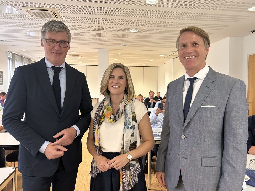 Jennifer Schöpf-Holweck, seit Januar 2025 Hauptgeschäftsführerin der IHK Trier, mit Vorgänger Dr. Jan Glockauer (links) und IHK-Präsident Thomas Stiren.