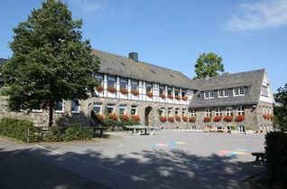 Entgegen örtlicher Gerüchte steht eine Schließung der Grundschule in Mützenich nicht bevor.