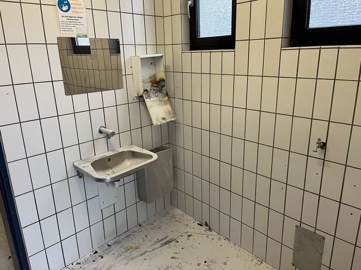 Brand in einer öffentlichen Toilette
