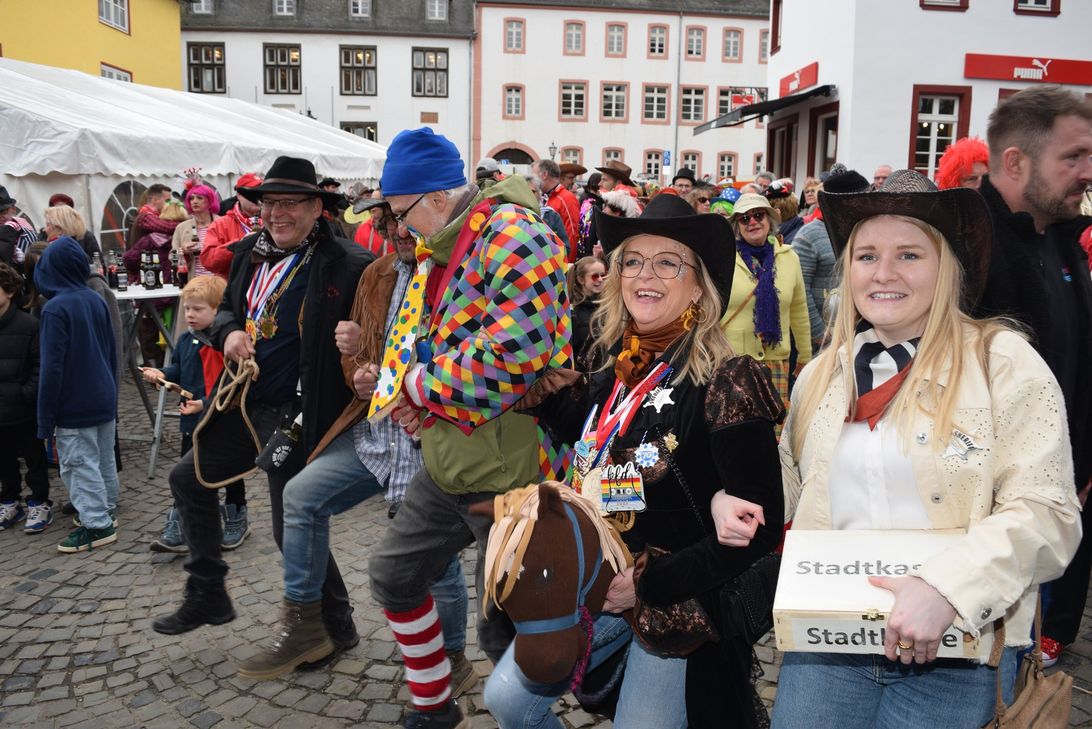 "Wieverdaach en Mönste"