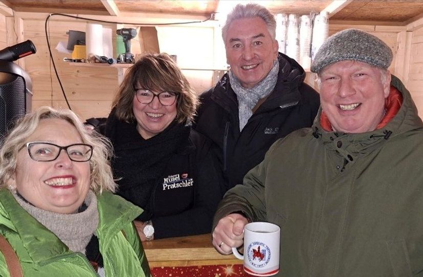 Im Stand drin, von links nach rechts:  
2. Vorsitzender der Trierer Muselpratschler, Marion Keukert-Parth und Thomas Kiessling und Geste.