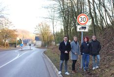 An einem der Tempo-30-Schilder in Rinnen (v.l.): Bürgermeister Emmanuel Kunz, Landrat Markus Ramers, die Leiterin des Ordnungsamtes Jessica Stermoljan und Ortsvorsteher Thomas Müller.