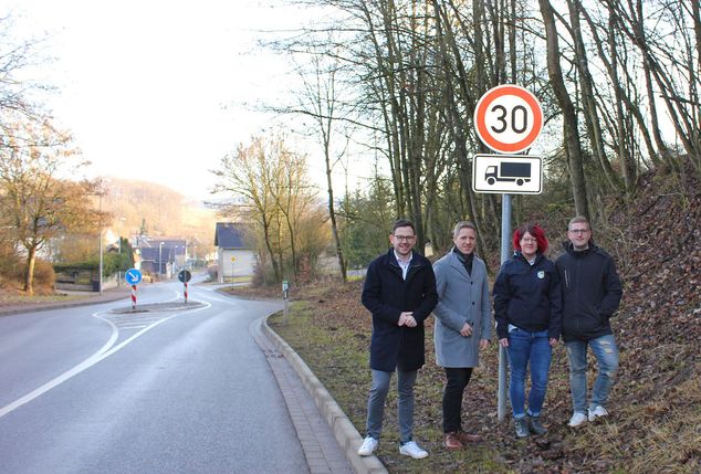 An einem der Tempo-30-Schilder in Rinnen (v.l.): Bürgermeister Emmanuel Kunz, Landrat Markus Ramers, die Leiterin des Ordnungsamtes Jessica Stermoljan und Ortsvorsteher Thomas Müller.