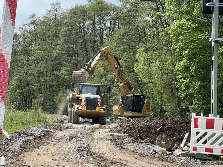 Der Schienentransport bis Dahlem ist nicht möglich, da die Schäden, welche die Flutkatastrophe auf der Eifelstrecke hinterlassen haben, noch nicht bis Dahlem beseitigt sind.