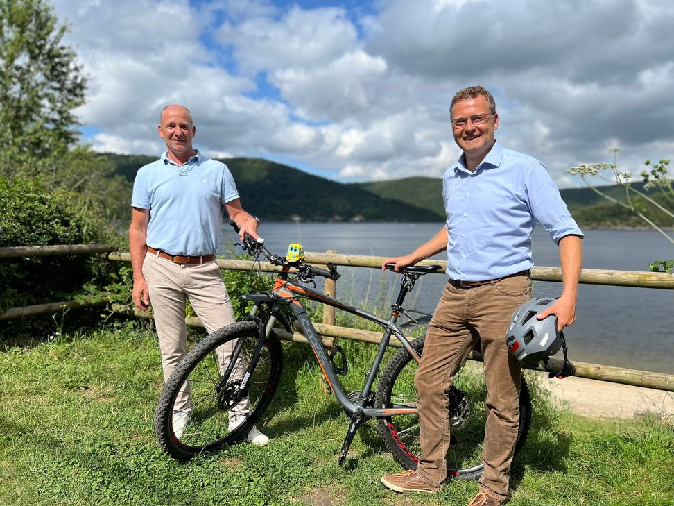 Achim Diewald, Kommunalmanager der Westenergie, und Bürgermeister Marco Schmunkamp hoffen auf viele Teilnehmer beim Sommerradeln. Die Stadt Nideggen möchte mit dem erradelten Erlös einen Jugendworkshop initiieren, der die »Legoklötze« am Rurseerandweg verschönern soll.