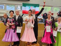 Monika und Heinrich Schmitz (Mitte) holten erneut den Landesmeistertitel in ihrer Klasse.