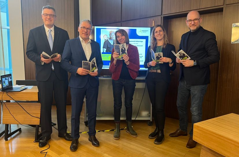 Schirmherr und Städteregionsrat Dr. Tim Grüttemeier sowie die Bürgermeister der Nordeifel-Kommunen Bernd Goffart, Dr. Carmen Krämer und Jorma Klauss freuen sich mit der Kulturmacherin Dr. Nina Mika-Helfmeier auf städteregionale Kulturtage voller Höhepunkte