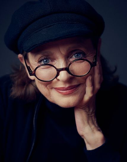 Katharina Thalbach liest aus den humorvollen Krimis der »Miss Merkel«.