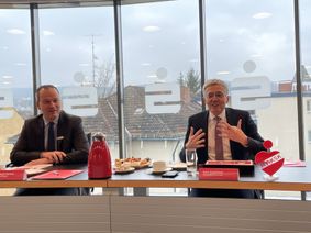 KSK-Vorstand Karl-Josef Esch (r.) und Vorstandsmitglied Christoph Weitzel stellten die Zahlen für 2025 vor.