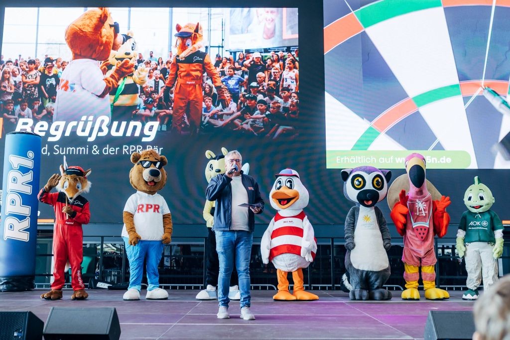 Das Nürburgring-Maskottchen "Legend" hatte seine Freunde zum diesjährigen Familientag wieder um sich versammelt. Mit dabei waren "Summi", die sympathische Biene von der Rhein-Zeitung, der coole "RPR Bär", der lustige Flamingo "Ingo" und der neugierige Lem