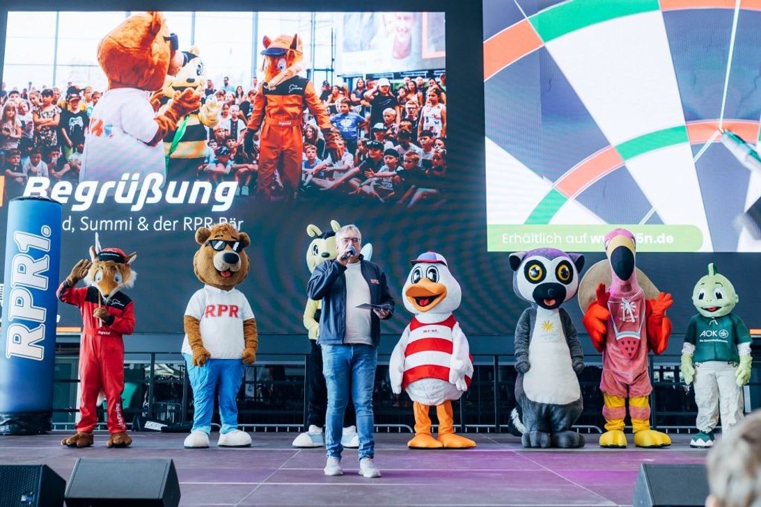 Das Nürburgring-Maskottchen "Legend" hatte seine Freunde zum diesjährigen Familientag wieder um sich versammelt. Mit dabei waren "Summi", die sympathische Biene von der Rhein-Zeitung, der coole "RPR Bär", der lustige Flamingo "Ingo" und der neugierige Lem