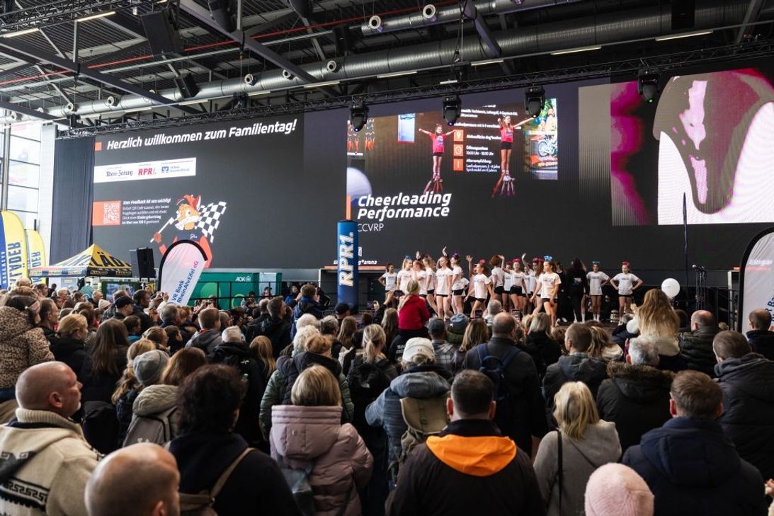 Von der VR Bank RheinAhrEifel präsentierten Eventbühne sorgten unteranderem Cheerleading, Kinderliedermacher Uwe Reetz und die Zauberer Roy und Dominik für Begeisterung.