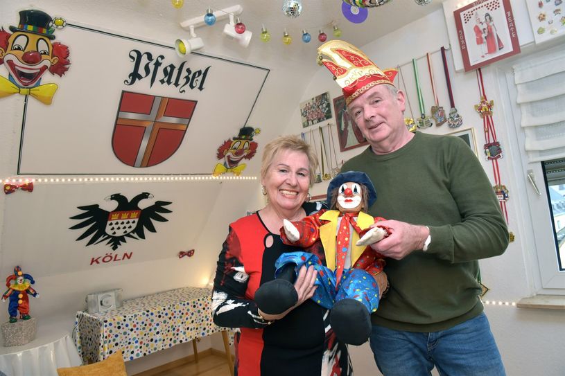 Ortsvorsteherin Margret Pfeiffer-Erdel und „Museumsleiter“ Stephan Guillaume in dessen Ausstellungsraum, mitsamt einem Stoff-Clown, den er vor Jahren aus einem Keller gerettet hat.