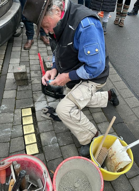 Als Demnig fertig ist, liegen die fünf Steine mit den blank polierten Messingplatten im Bürgersteig der 2.500-Seelen Gemeinde Fell.