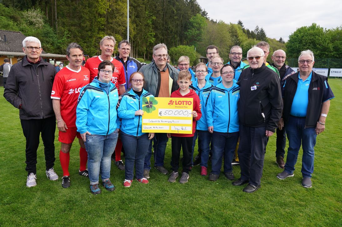 50.000 Euro hat das Spiel der Lotto-Elf gegen die Ü40-Auswahl der »Special Olympics Friends« eingebracht. Das Geld geht an die Lebenshilfe in Prüm.