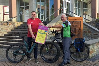 von links: Johannes Kuhl, Bürgermeister der Verbandsgemeinde Arzfeld und Aloysius Söhngen, Bürgermeister der Verbandsgemeinde Prüm, bei der Vorstellung des Programmes "Lustiges Prümtal" 2024