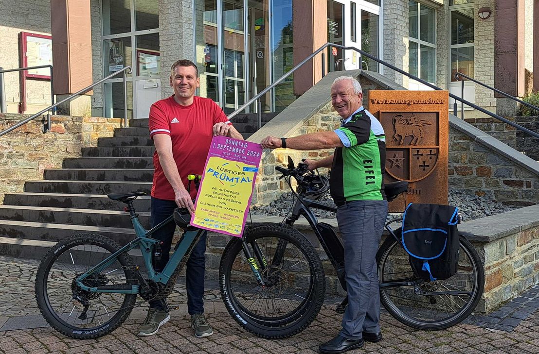 von links: Johannes Kuhl, Bürgermeister der Verbandsgemeinde Arzfeld und Aloysius Söhngen, Bürgermeister der Verbandsgemeinde Prüm, bei der Vorstellung des Programmes "Lustiges Prümtal" 2024