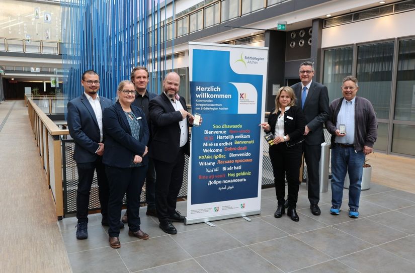 Vertreter von Städteregion und Kommeun freuen sich über den Start der digitalen Integrations-Plattform »Integreat« in der StädteRegion Aachen.