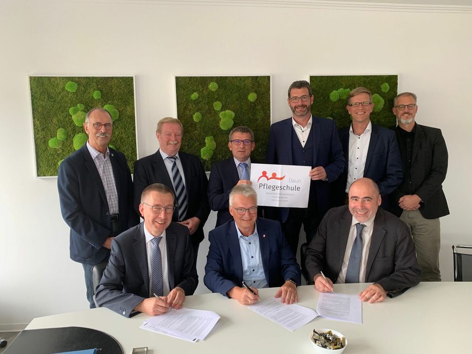 Die Gesellschafter unterzeichnen den Gesellschaftervertrag: Friedbert Wißkirchen (stehend v.l.), Manfred Führ, Franz-Josef Jax, Frank Zenzen, Thomas Buckler, Oliver Winter, Michael Förster (sitzend v.l.), Winfried Wülferath und Hermann-Josef Melchiors. Foto: privat
