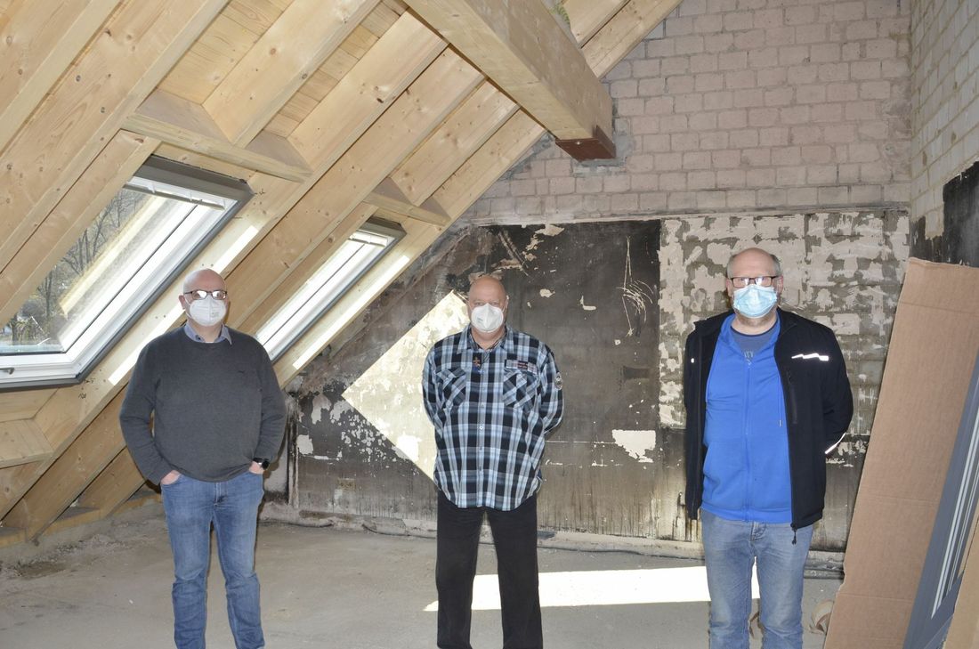 Das wird der neue Paraderaum gleich unter dem Dach des alten Pfarrhauses, den Pfarrer Oliver Joswig (v.li.), Peter Schäfer und Günter Krohn vorstellten.