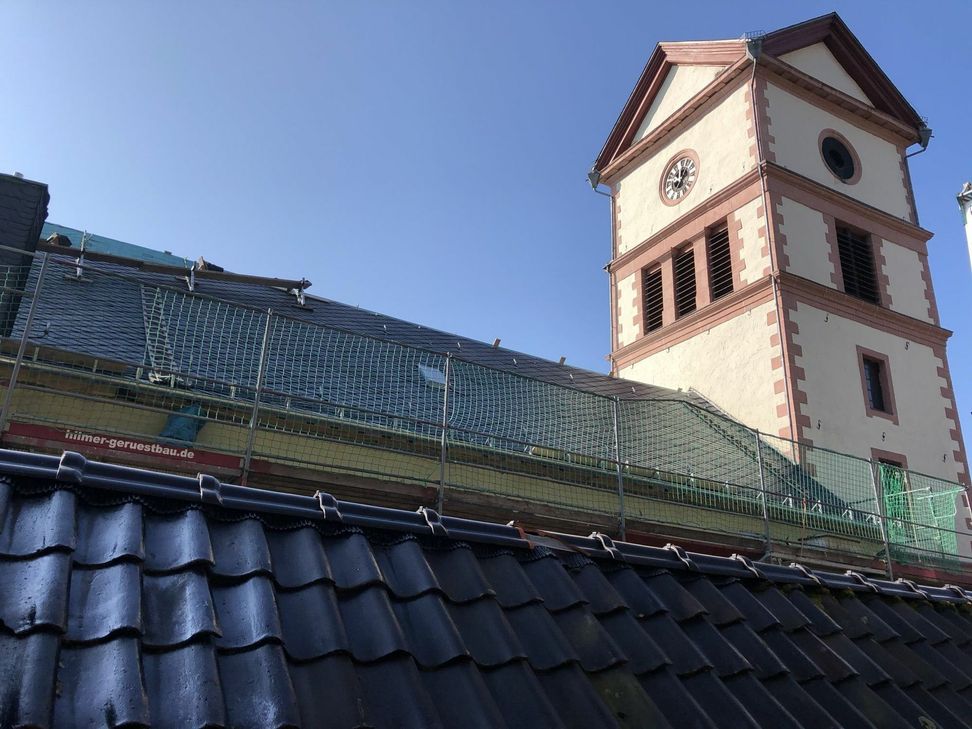 Eine Seite des neuen Kirchendachs ist bereits verschiefert.