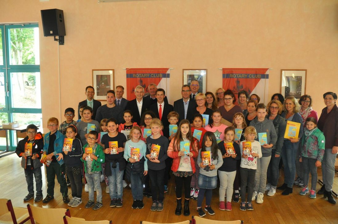 Stellvertretend für die Grundschulkinder aus dem Landkreis nahmen Schülerinnen und Schüler der Grundschule Cochem die Bücher in Empfang.