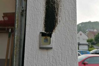 Die Öffnungsvorrichtung der Fahrzeughalle am Feuerwehrhaus in Volkesfeld wurde offensichtlich vorsätzlich beschädigt.