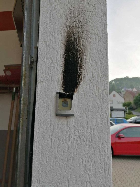 Die Öffnungsvorrichtung der Fahrzeughalle am Feuerwehrhaus in Volkesfeld wurde offensichtlich vorsätzlich beschädigt.
