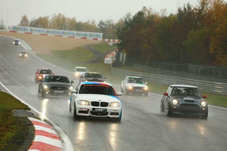 Ebenfalls ehrenamtlich unterwegs: 80 Rennfahrer kamen mit ihren Autos zum Nürburgring, um das Event zu ermöglichen. Foto: Race4Friends / Patrick Funk