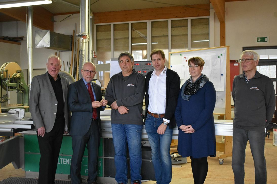 Detlef Placzek (2.v.l.) besuchte die Schreinerei Schüller und setzte Rainer (3.v.r.) und Silke Schüller (2.v.r.) über die Auszeichnung in Kenntnis. Foto: Woltmann