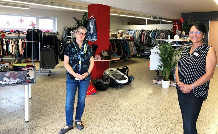 Ulrike Haab und Irmina Klassen im neuen Kleiderladen des Deutschen Roten Kreuzes in der Mötscher Straße 15. Foto: Sarah Stieren