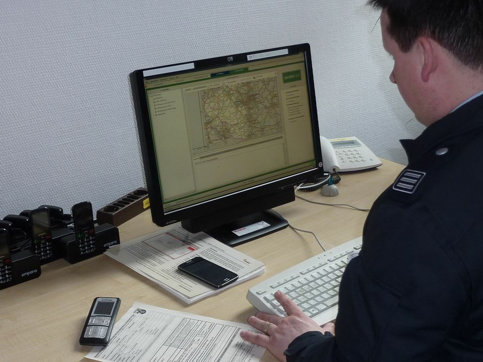 Mowas-Arbeitsplatz in der Integrierten Leitstelle Trier. Foto: Presseamt Stadt Trier