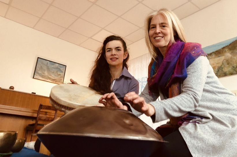 Uta Horstmann (v.li.) und Nicole Besse freuen sich darüber, dass ihr Atelier »DaSein« in Mechernich so gut angenommen worden ist. mn-Fotos