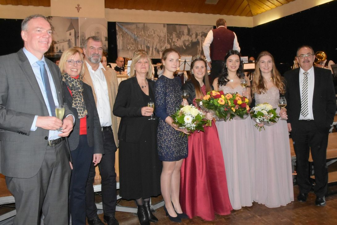 Riols Ortsbürgermeisterin Christel Egner-Duppich (4.v.l.) mit den amtierenden und künftigen Weinhoheiten und Gästen des Jubiläums-Neujahrsempfang. Darunter Referent Marcus Reuter (3.v.l.), Direktor des Landesmuseums Trier. Foto: Schmieder