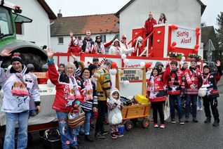 Die Überraschung im Sistiger Zug war die Gruppe Haie-Fans, die sich erst zum Beginn des Zuges vorstellten. Foto: Reiner Züll/pp/Agentur ProfiPress