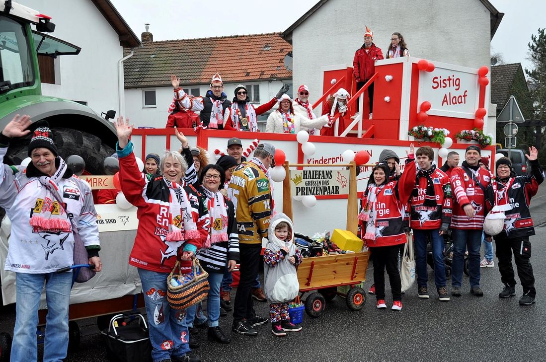 Die Überraschung im Sistiger Zug war die Gruppe Haie-Fans, die sich erst zum Beginn des Zuges vorstellten. Foto: Reiner Züll/pp/Agentur ProfiPress