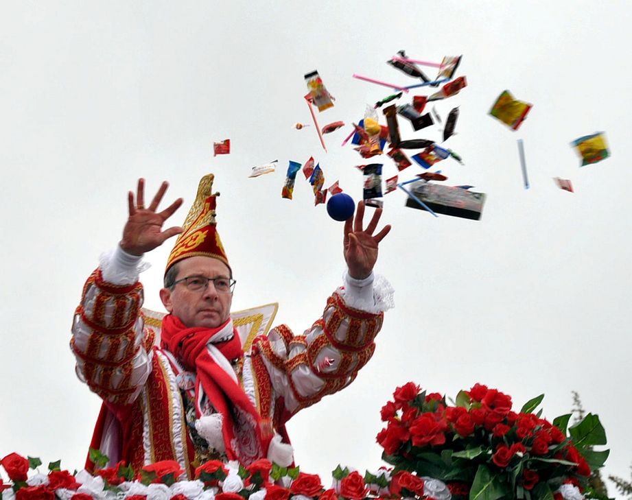 Mit vollen Händen schaufelte der Kaller Prinz Bernd I. in Keldenich Kamelle und Süßigkeiten unters Narrenvolk. Foto: Reiner Züll/pp/Agentur ProfiPress