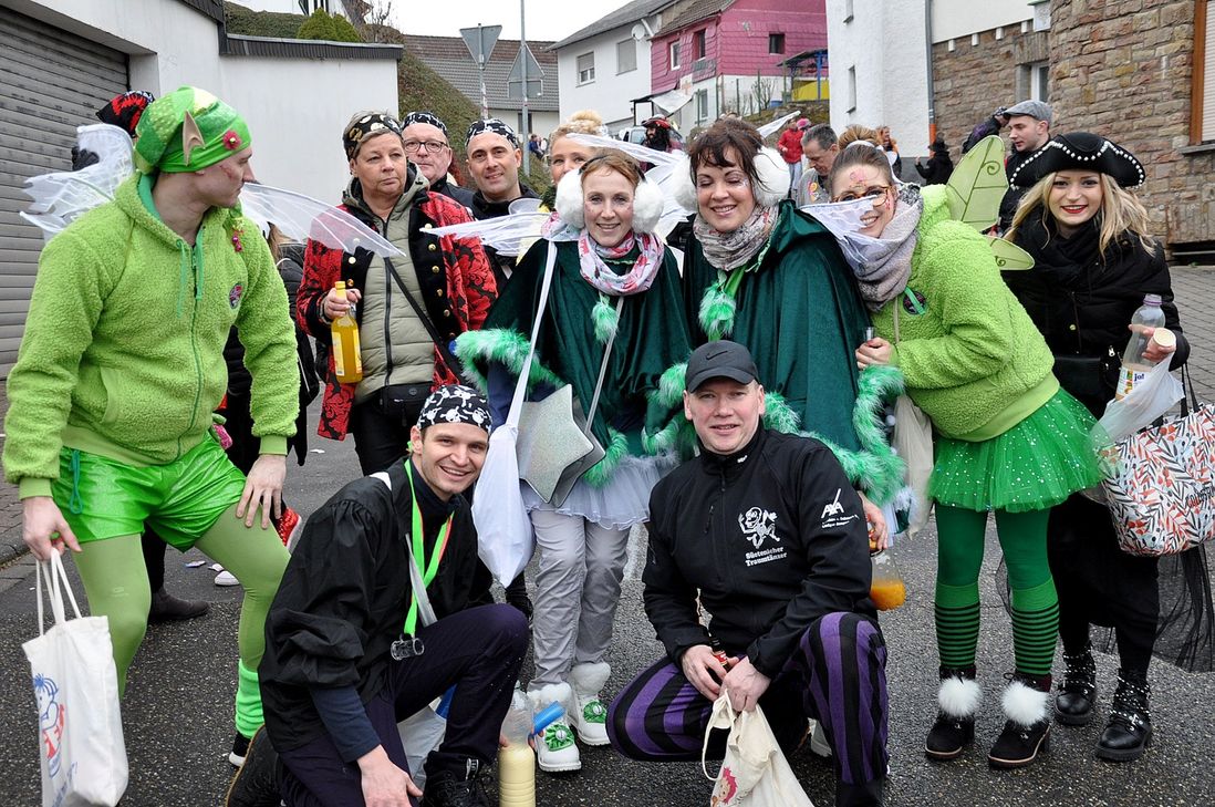 Die Mitglieder des Sötenicher Männerballetts „Traumtänzer“ hatten ihre Damen mit in die Fußgruppe genommen. Foto: Reiner Züll/pp/Agentur ProfiPress