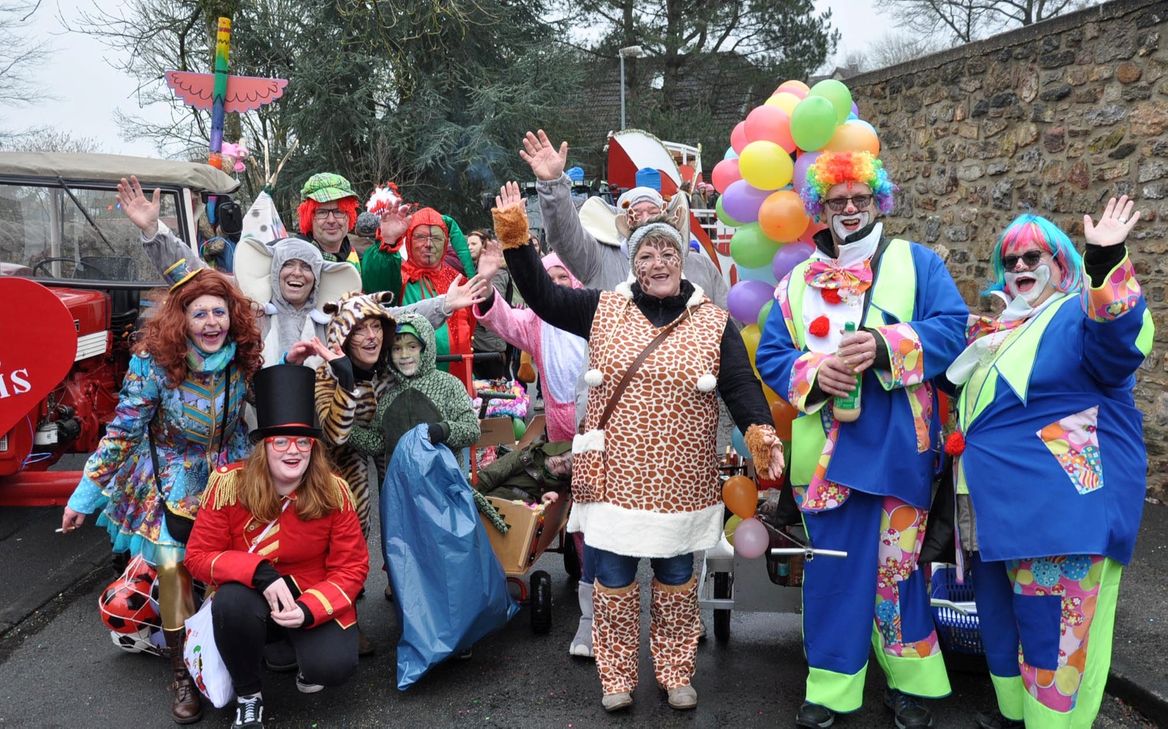 Aus der Sistiger Schergasse war ein großer Zirkus mit Zirkusdirektor und Tieren im Zug dabei. Foto: Reiner Züll/pp/Agentur ProfiPress