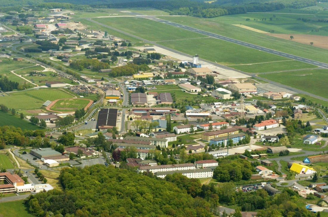 150 Hektar Industrie- und Gewerbefläche stehen auf dem Flugplatz noch zum Verkauf. Doch erst muss das Umweltroblem gelöst werden. Foto: Stadt