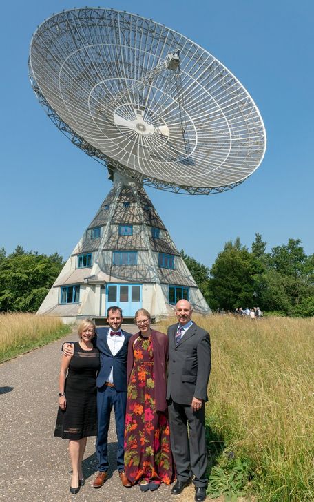 »Ja« sagte das Brautpaar Oliver Wilhelm und Dorothee Jung-Wilhelm (Mitte) zur Hochzeit im Astropeiler Stockert mit dem Standesbeamten Willi Weber und Bürgermeisterin Sabine Preiser-Marian. Fotos: Wintgen