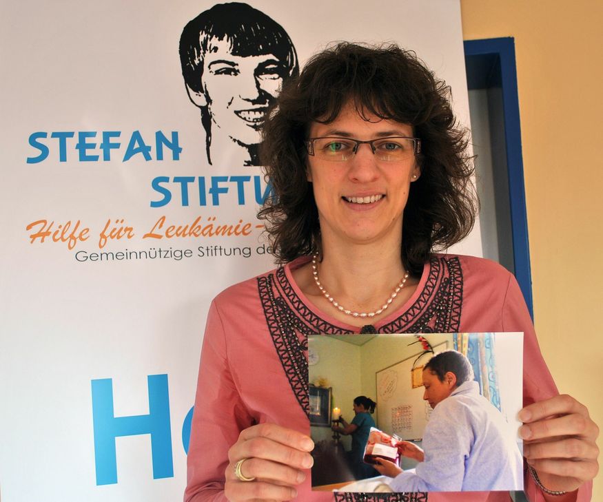 Melanie Konrath mit dem zehn Jahre alten Foto von Sarah.