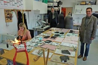 Dezernent Thomas Schmitt (r.) und Intendant Manfred Langner (hinten) bedanken sich bei Schneiderin Charlotte Wilegala (l.) für ihren Einsatz. Foto: Theater Trier